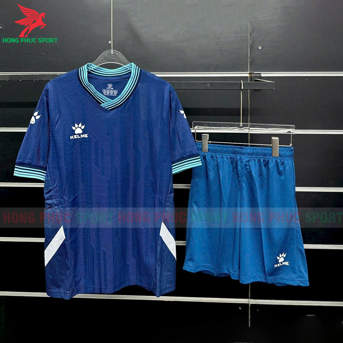 bo-quan-ao-bong-da-kelme-bo-quan-ao-bong-da-kelme-bo-quan-ao-bong-da-kelme-8351ZB1082-mau-trang-mau-do-mau-xanh